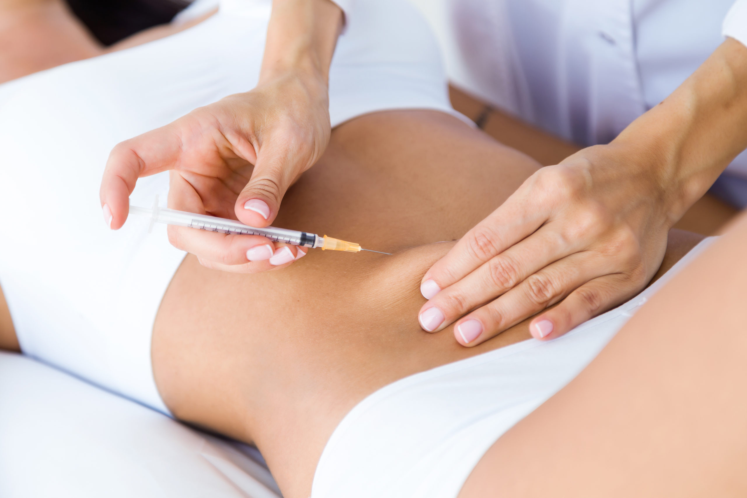 Home 31 surgeon making injection into female body liposuction concept scaled 1